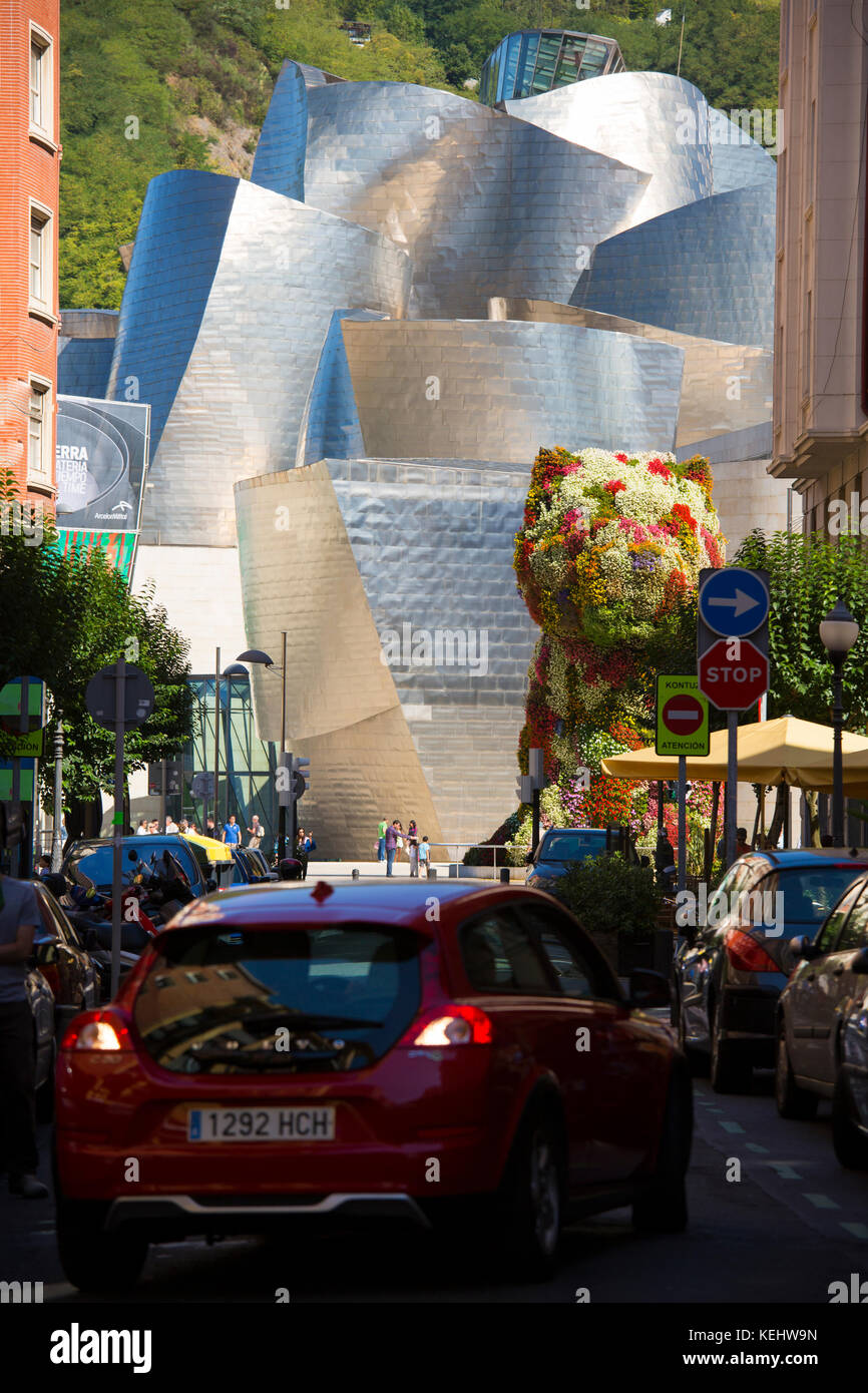 Architekt Gehrys Guggenheim-Museum futuristische Architektur mit Welpen-Blume-Funktion in Bilbao, Spanien Stockfoto