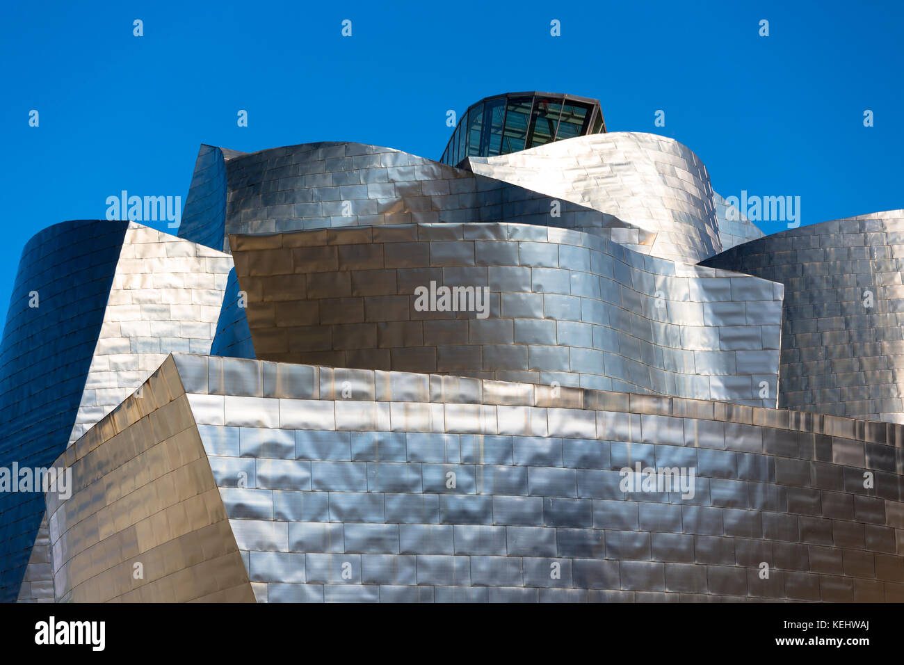 Das Guggenheim Museum des Architekten Frank Gehry futuristisches Architekturdesign aus Titan und Glas in Bilbao, Baskenland, Spanien Stockfoto