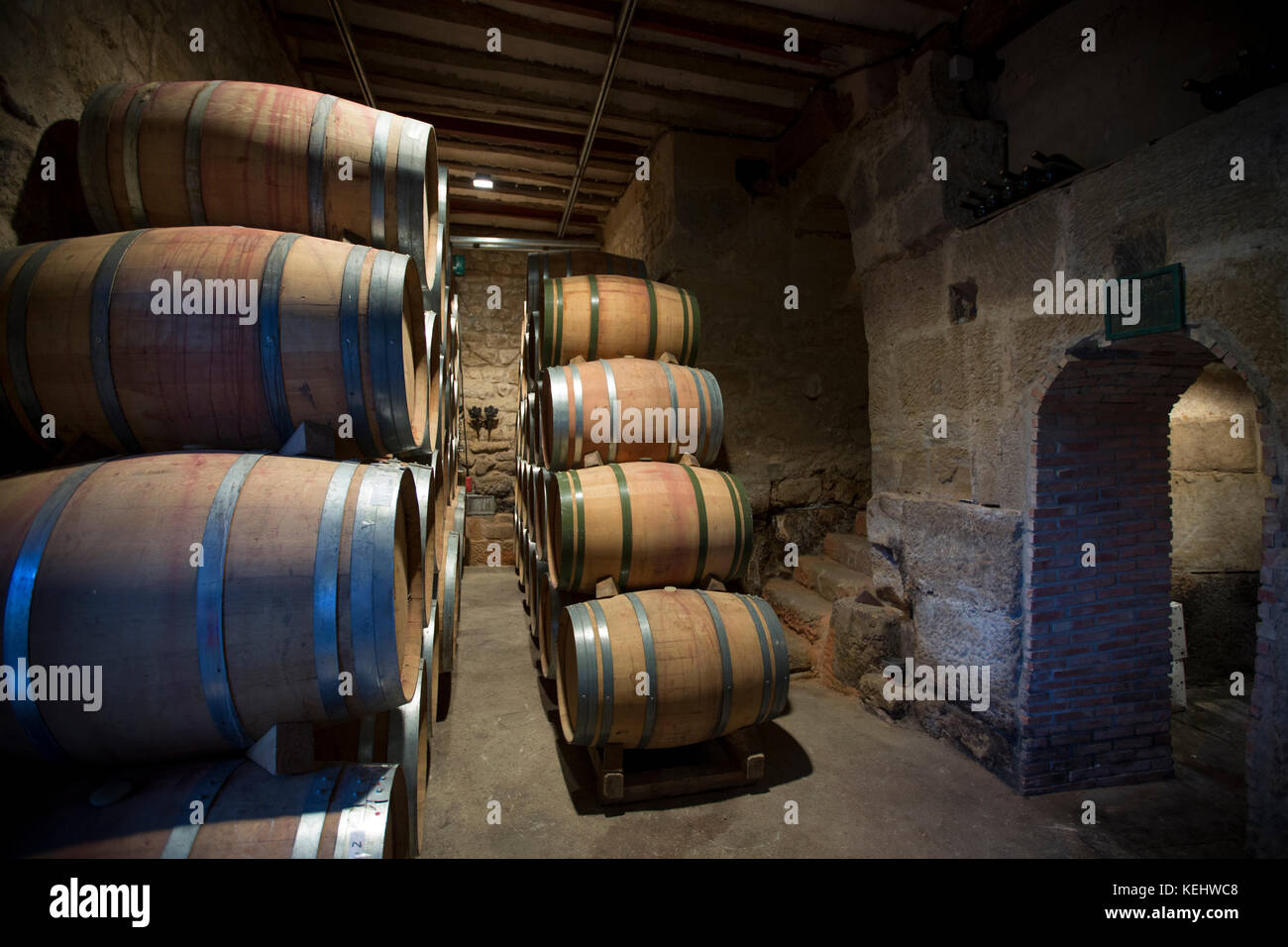 Rioja Wein in amerikanischen Eichenfässern in der Höhle bei Bodegas Agricola Bastida in Rioja-Alavesa Gebiet des Baskenlandes, Spanien Stockfoto