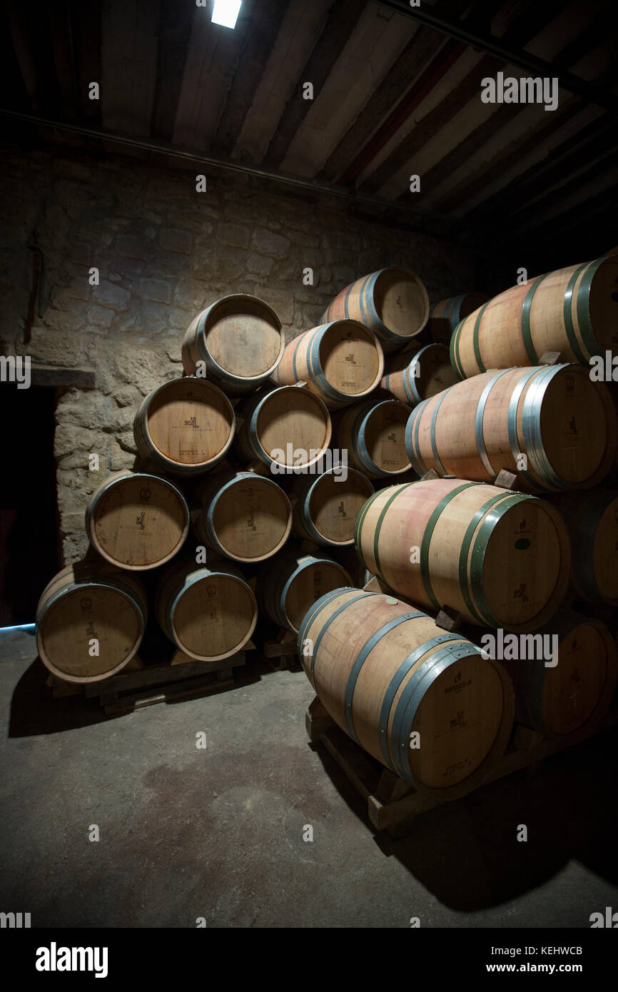 Rioja Wein in amerikanischen Eichenfässern in der Höhle bei Bodegas Agricola Bastida in Rioja-Alavesa Gebiet des Baskenlandes, Spanien Stockfoto