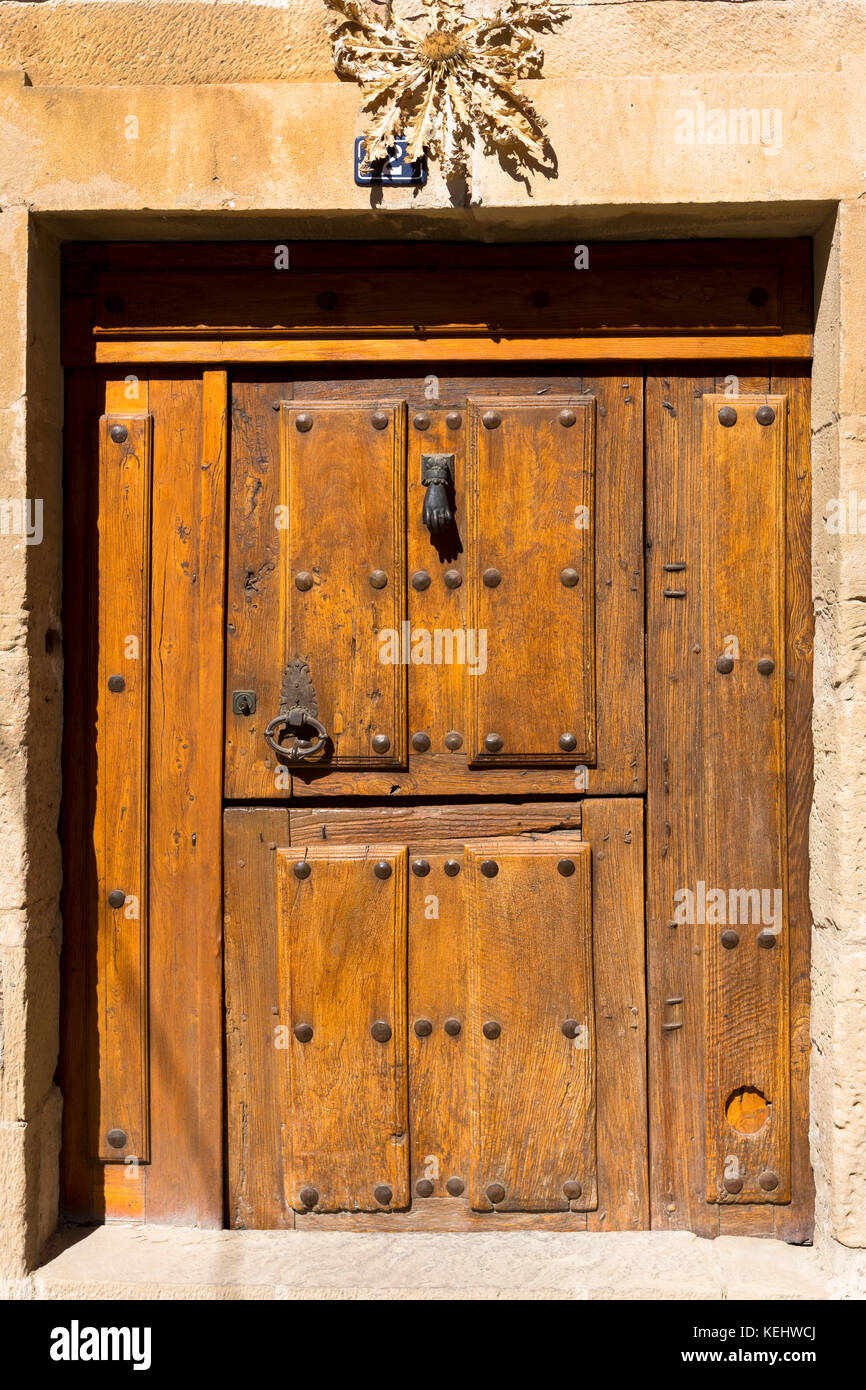 Traditionelle Tür mit Metallknöpfen in Elciego in Rioja-Alavesa in Spanien Stockfoto