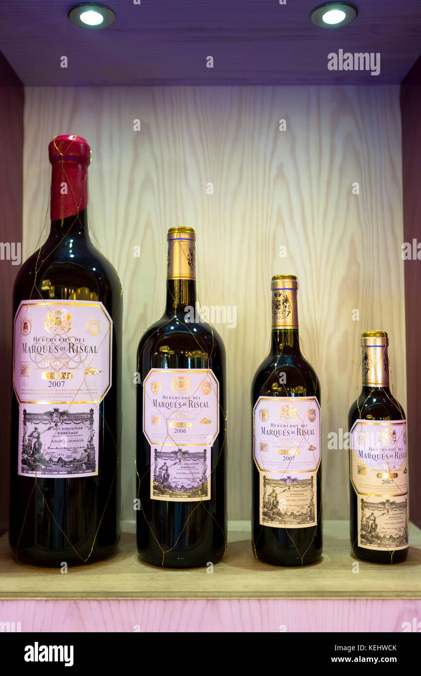 Marques de Riscal Flaschen verschiedener Größen von 2006 und 2007 Jahrgang einschließlich Magnum im Geschäft in der Bodega Weingut Elciego in Rioja-Alavesa, Spanien Stockfoto
