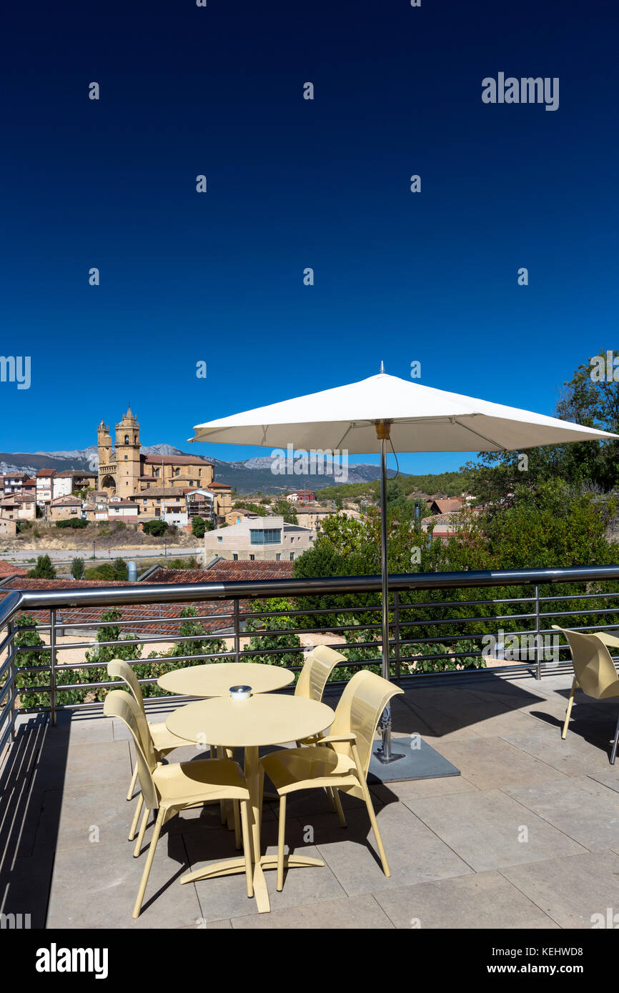 Terrasse und Blick auf das Hotel Marques de Riscal Bodega, entworfen vom Architekten Frank O Gehry, in Elciego in Rioja-Alavesa, Spanien Stockfoto