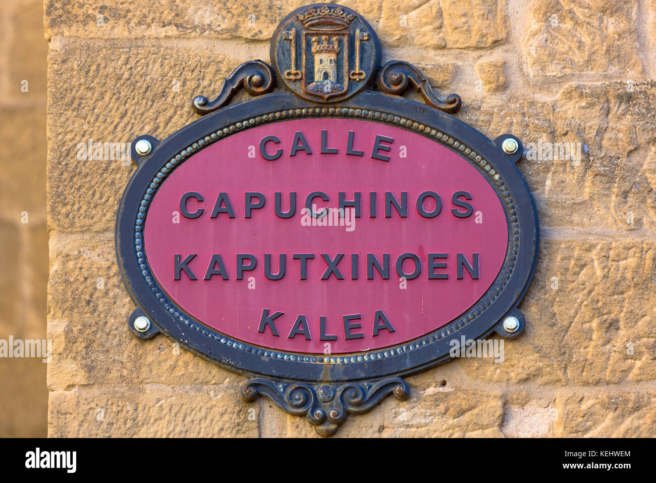 Straßenschild Calle Capuchinos in Spanisch und in baskischer Sprache baskische Sprache in der baskischen Stadt Laguardia in Rioja-Alavesa Bereich von Spanien Stockfoto