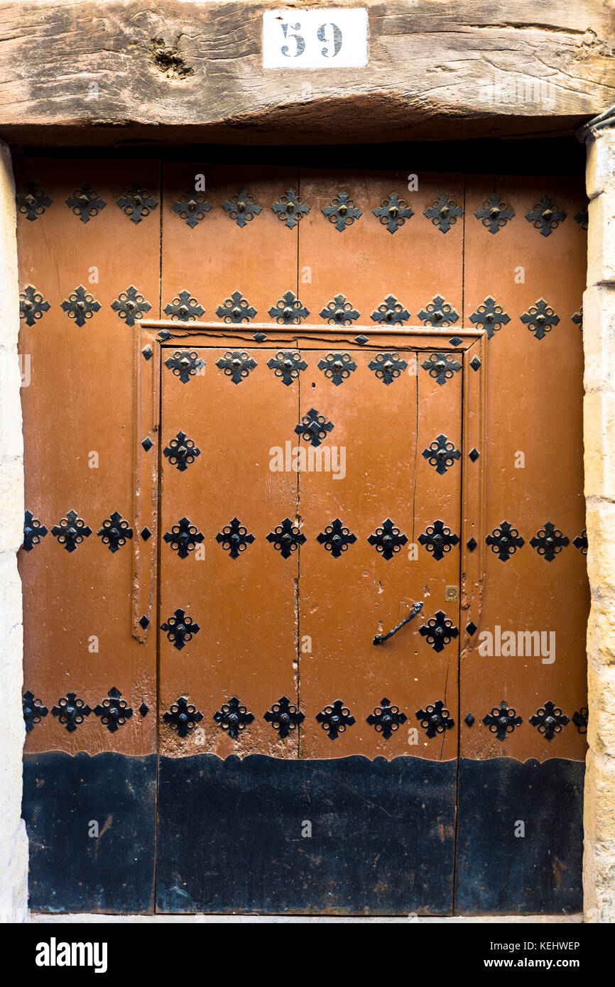 Traditionelle Tür mit Metallknöpfen in der baskischen Stadt LaGuardia in der Rioja-Alavesa-Gegend von Spanien Stockfoto