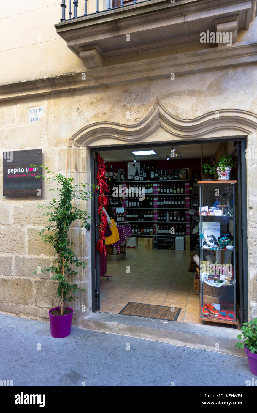 Rioja Rotweine zum Verkauf in Weinhändler Pepita Uva Shop in LaGuardia, Rioja-Alavesa, Spanien Stockfoto