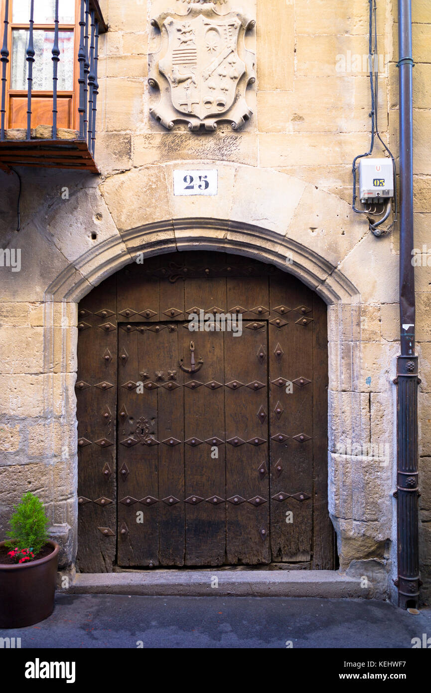 Traditionelle Türöffnung in der baskischen Stadt Laguardia in Rioja-Alavesa Bereich von Spanien Stockfoto
