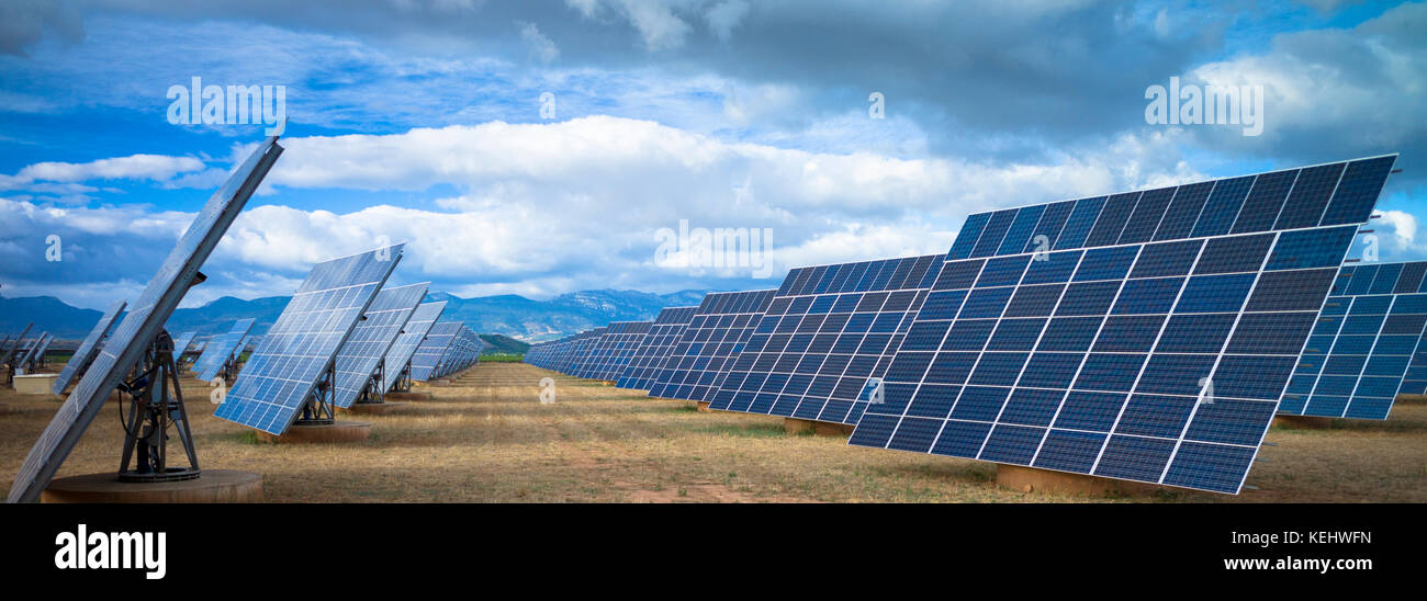 Ein Feld von Solaranlagen in La Rioja, Spanien Stockfoto