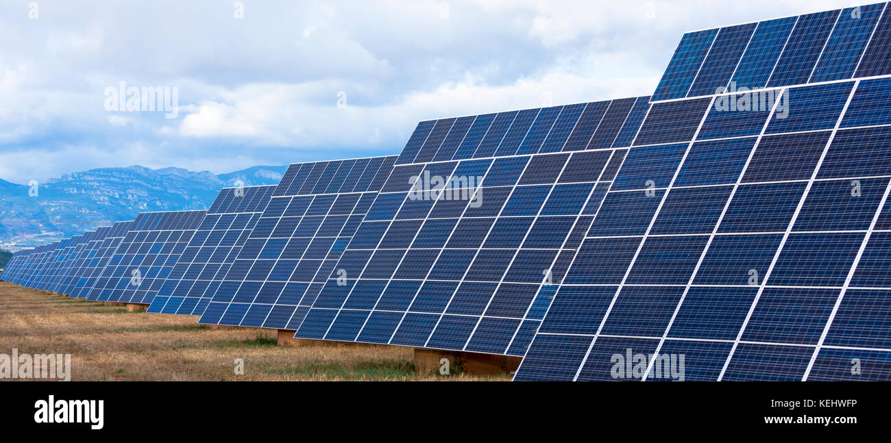 Ein Feld von Solaranlagen in La Rioja, Spanien Stockfoto