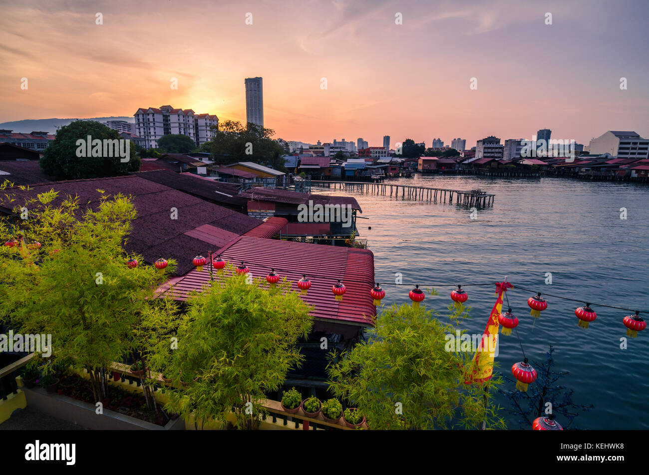 Hölzerne Brücke Anlegestelle der Clans, die in der Sunrise in Georgetown, Penang. Es gibt acht verschiedene Clans, die noch hier wohnen. Stockfoto