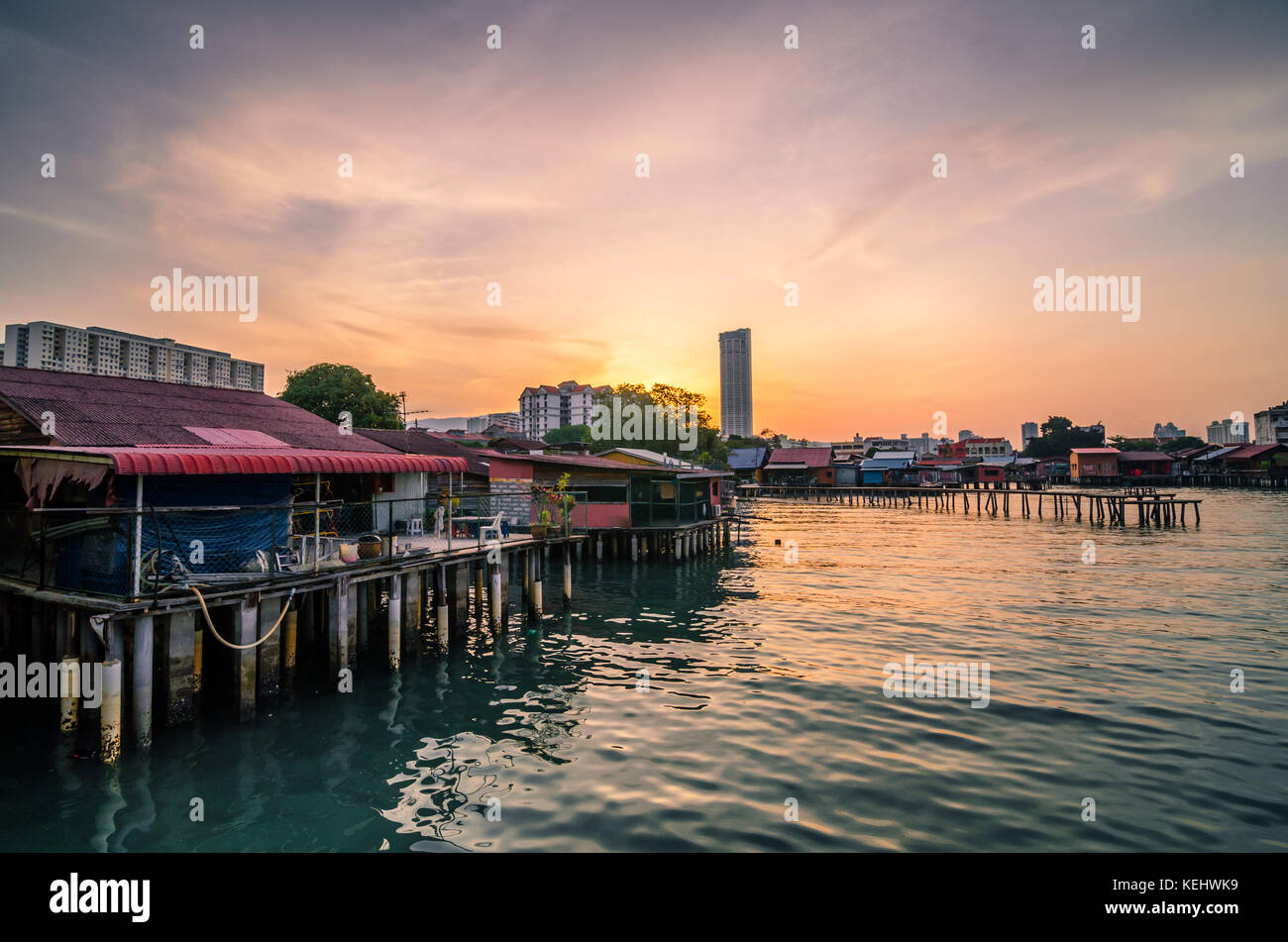 Hölzerne Brücke des Clan Jetty bei Sonnenaufgang in George Town, Penang. Es gibt acht verschiedene Clans, die noch hier leben. Stockfoto