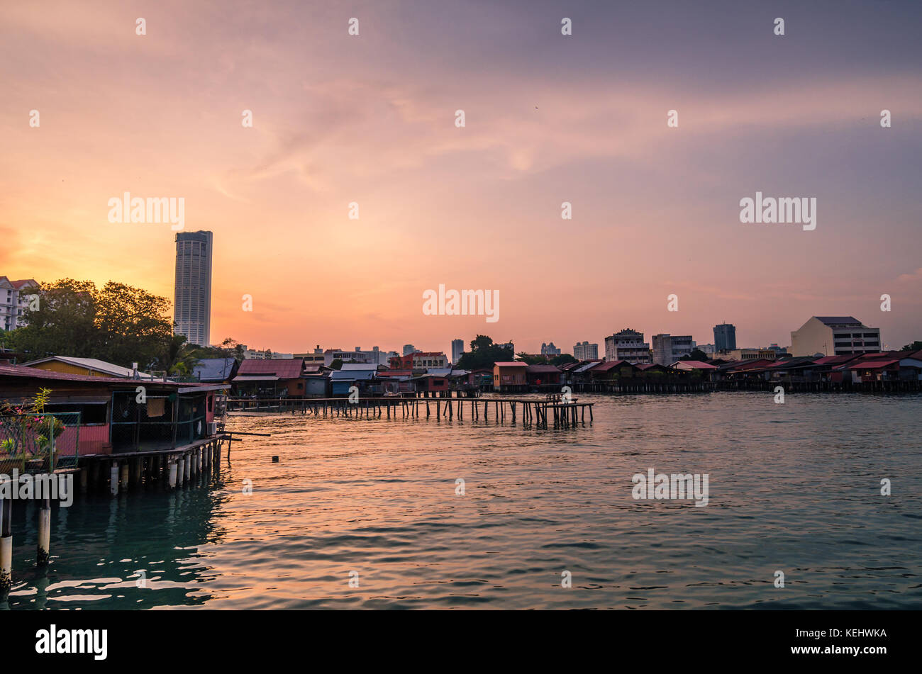 Hölzerne Brücke Anlegestelle der Clans, die in der Sunrise in Georgetown, Penang. Es gibt acht verschiedene Clans, die noch hier wohnen. Stockfoto