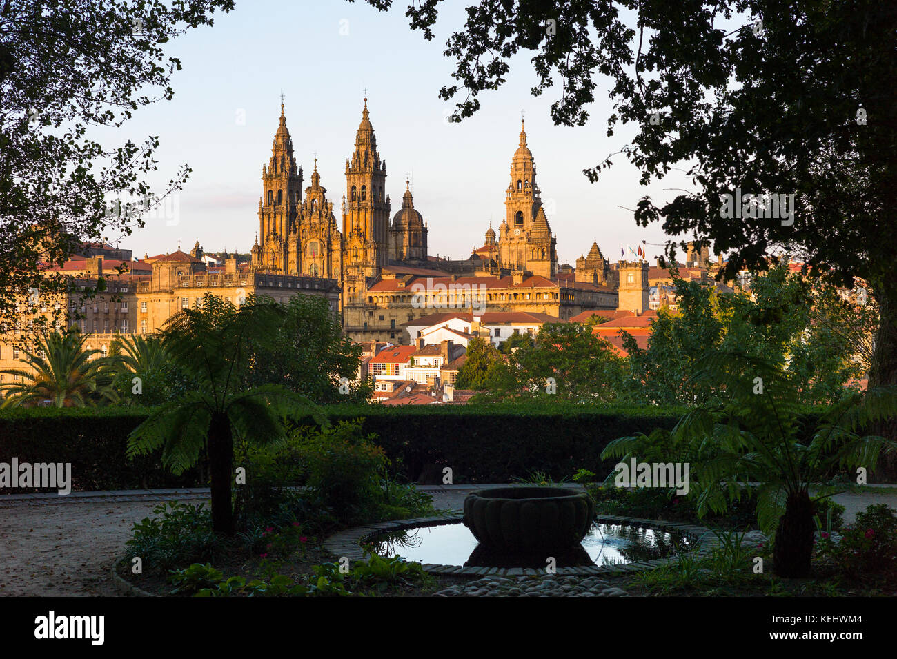 Römisch-katholische Kathedrale Catedral de Santiago de Compostela und Stadtbild von Alameda-Park, Galicien, Nordspanien Stockfoto