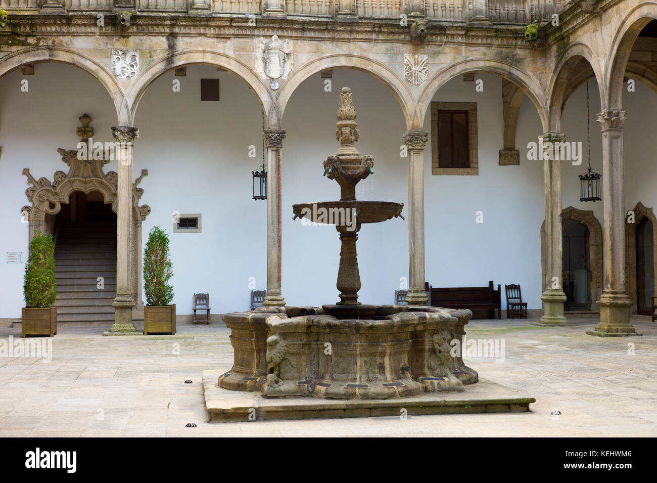 Brunnen im Parador Hostal de los Reyes Catolicos, Santiago de Compostela, Galicien, Spanien Stockfoto