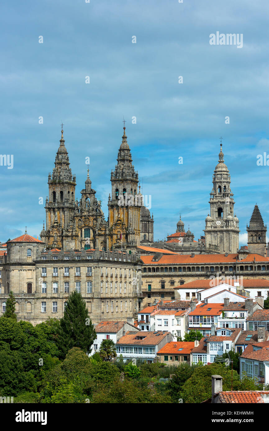 Catedral de Santiago de Compostela, römisch-katholische Kathedrale, die das Stadtbild von Alameda Park, Galizien, nördlichen Spanien Stockfoto