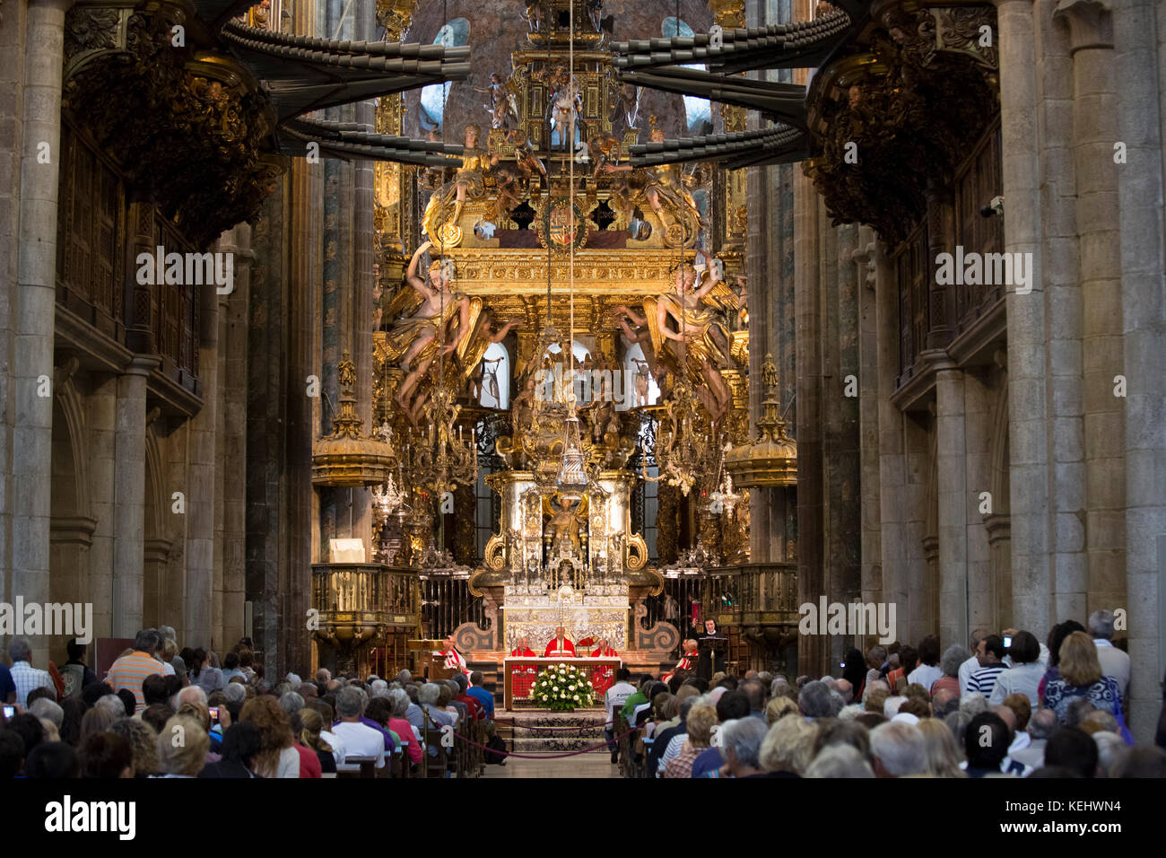 Masse durch Priester in der römisch-katholische Kathedrale, Catedral de Santiago de Compostela, Galicien, Spanien gefeiert. Stockfoto