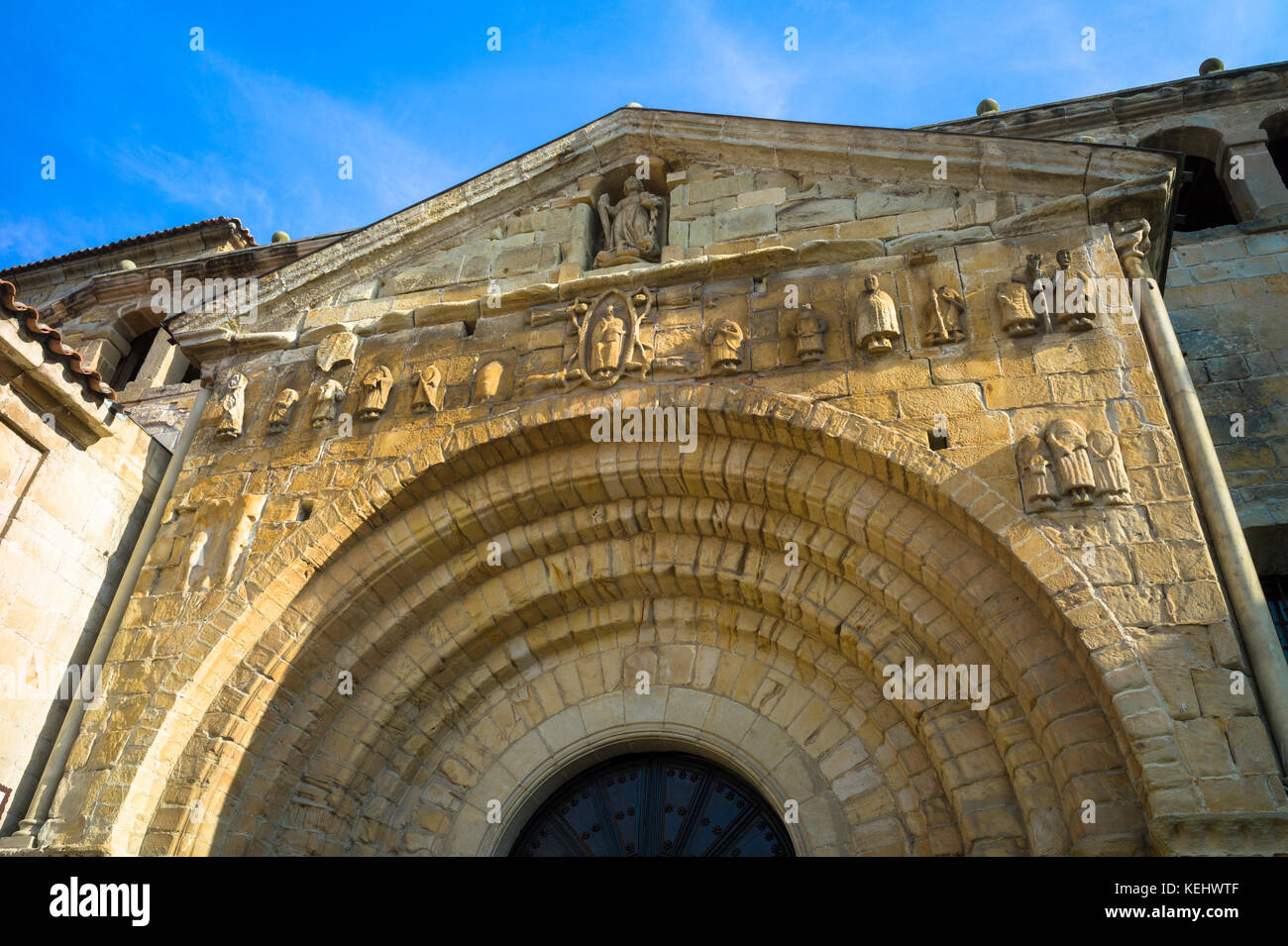 Tor des Colegiata Santillana, Stiftskirche St Juliana, in Santillana del Mar, Kantabrien Nordspanien Stockfoto