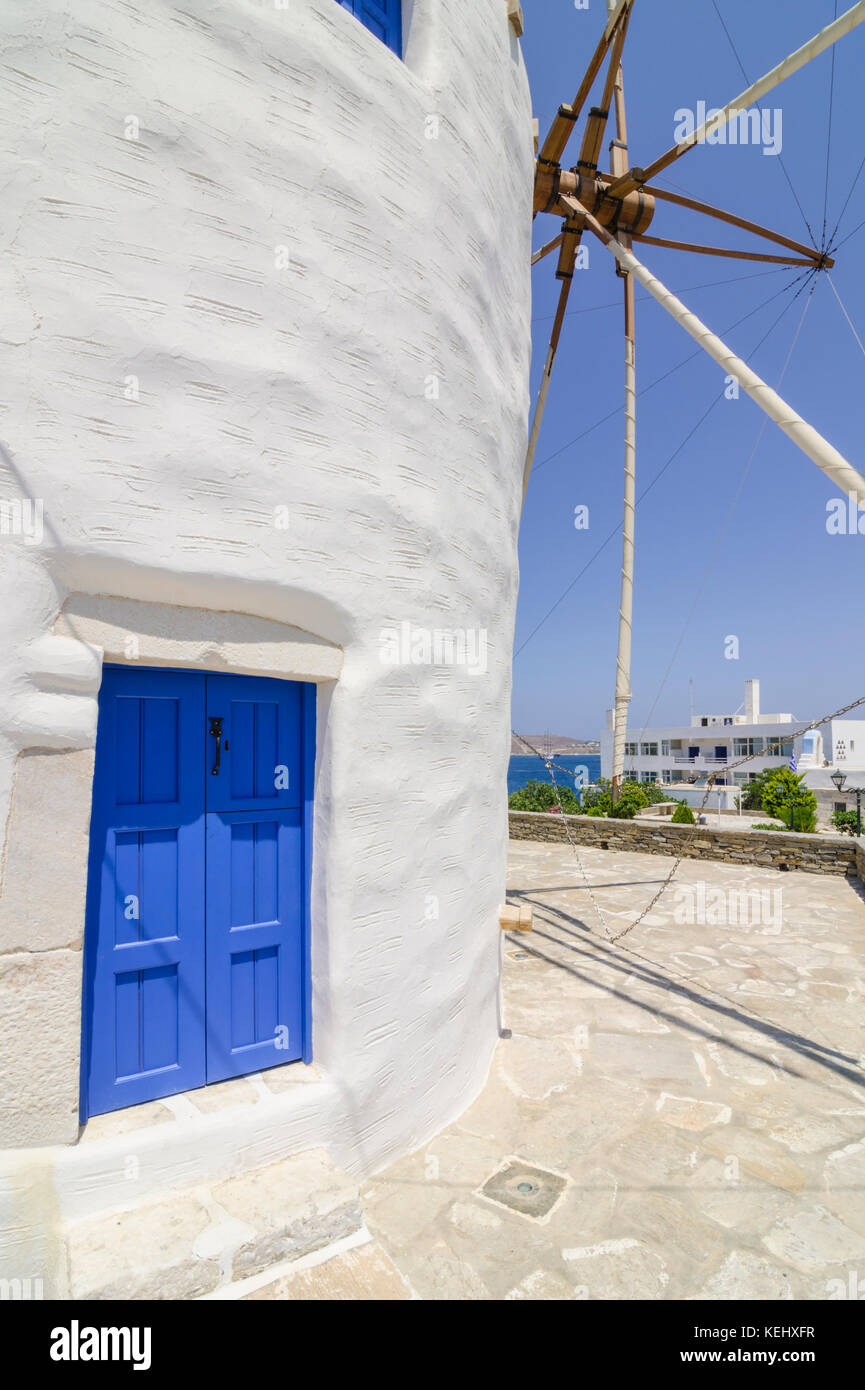 Weiße Mühle mit Blick auf Parikia, Paros, Kykladen, Griechenland Stockfoto