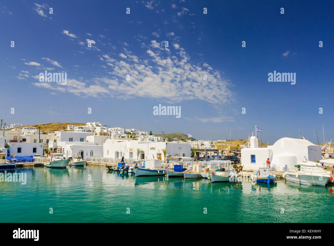 Kleine Boote im kleinen Hafen von Naoussa, Paros, Kykladen, Griechenland Stockfoto