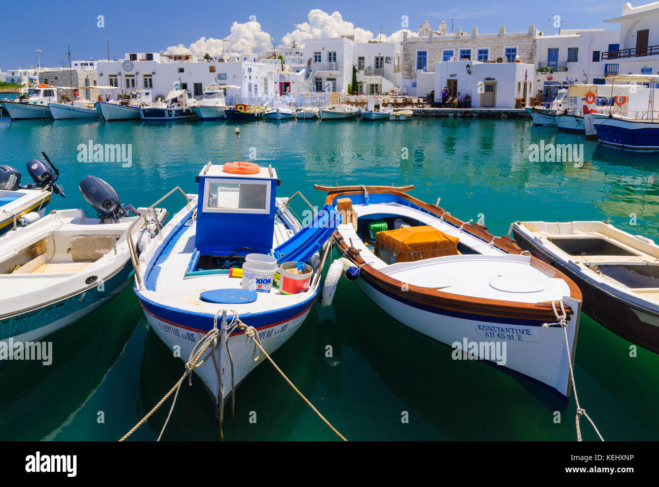Kleine Boote im kleinen Hafen von Naoussa, Paros, Kykladen, Griechenland günstig Stockfoto
