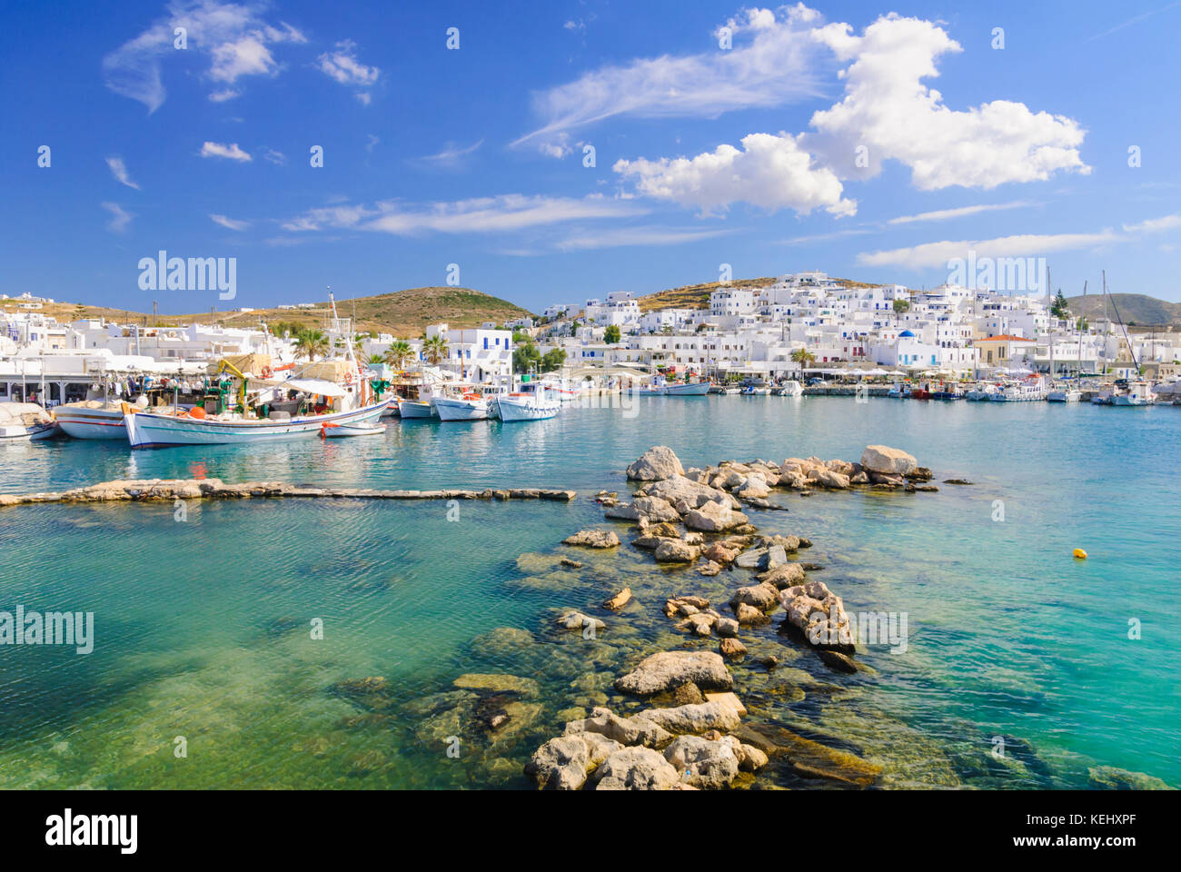 Die weiß getünchte Stadt Naoussa mit Blick auf den Hafen und die alte Ruinen, Insel Paros, Kykladen, Griechenland Stockfoto