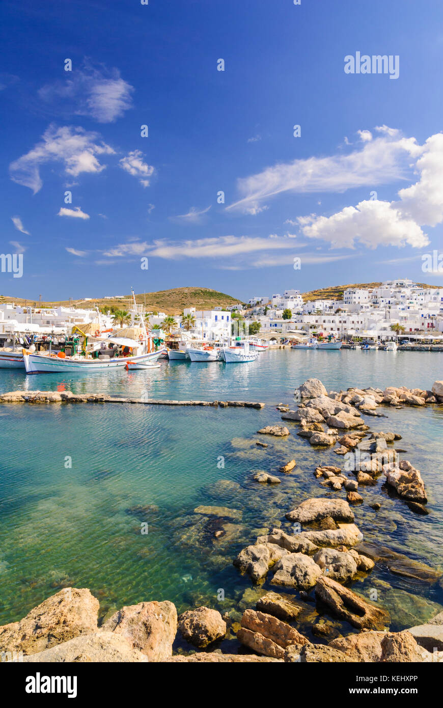 Malerische Naoussa Hafen mit weiß getünchten Cyladic Gebäuden umgeben, der Insel Paros, Kykladen, Griechenland Stockfoto