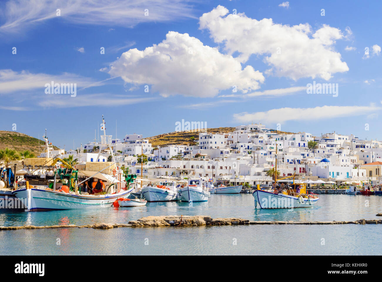 Fischerboote in der hübschen Hafenstadt Parikia auf der Insel Paros, Kykladen, Griechenland Stockfoto