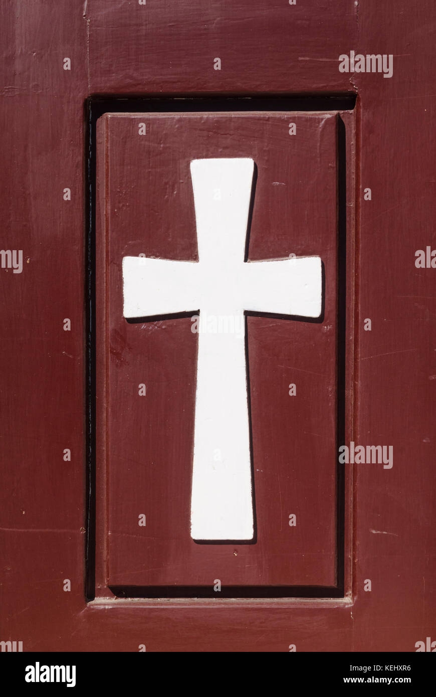 Das Symbol des Christentums, ein christliches Kreuz auf einem hölzernen Tür in einem Kloster in Griechenland Stockfoto