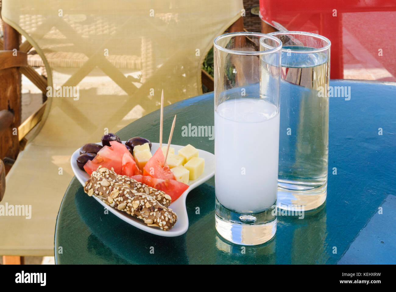 Glas Ouzo und meze Teller auf einem Tisch in Griechenland Stockfoto