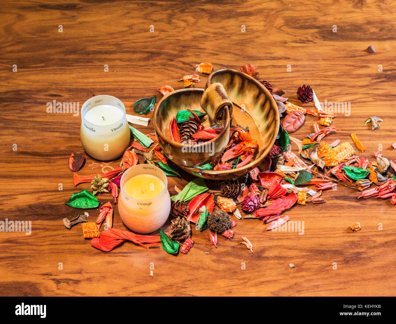 Aromatherapie Hintergrund mit getrockneten Blumen und duftenden Kerzen auf Holz Tabelle Stockfoto