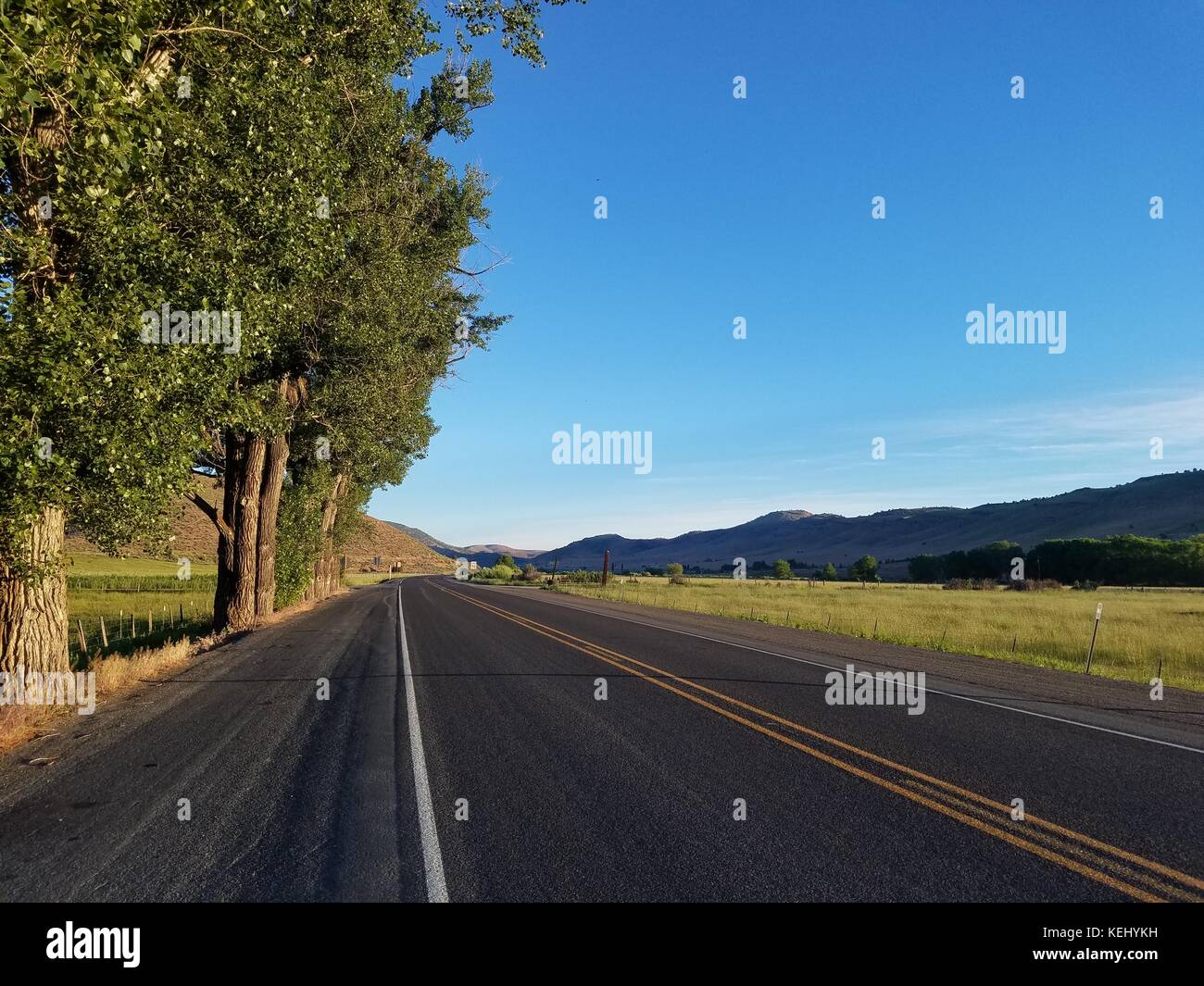 Isolierte Landstraße im östlichen Oregon Stockfoto