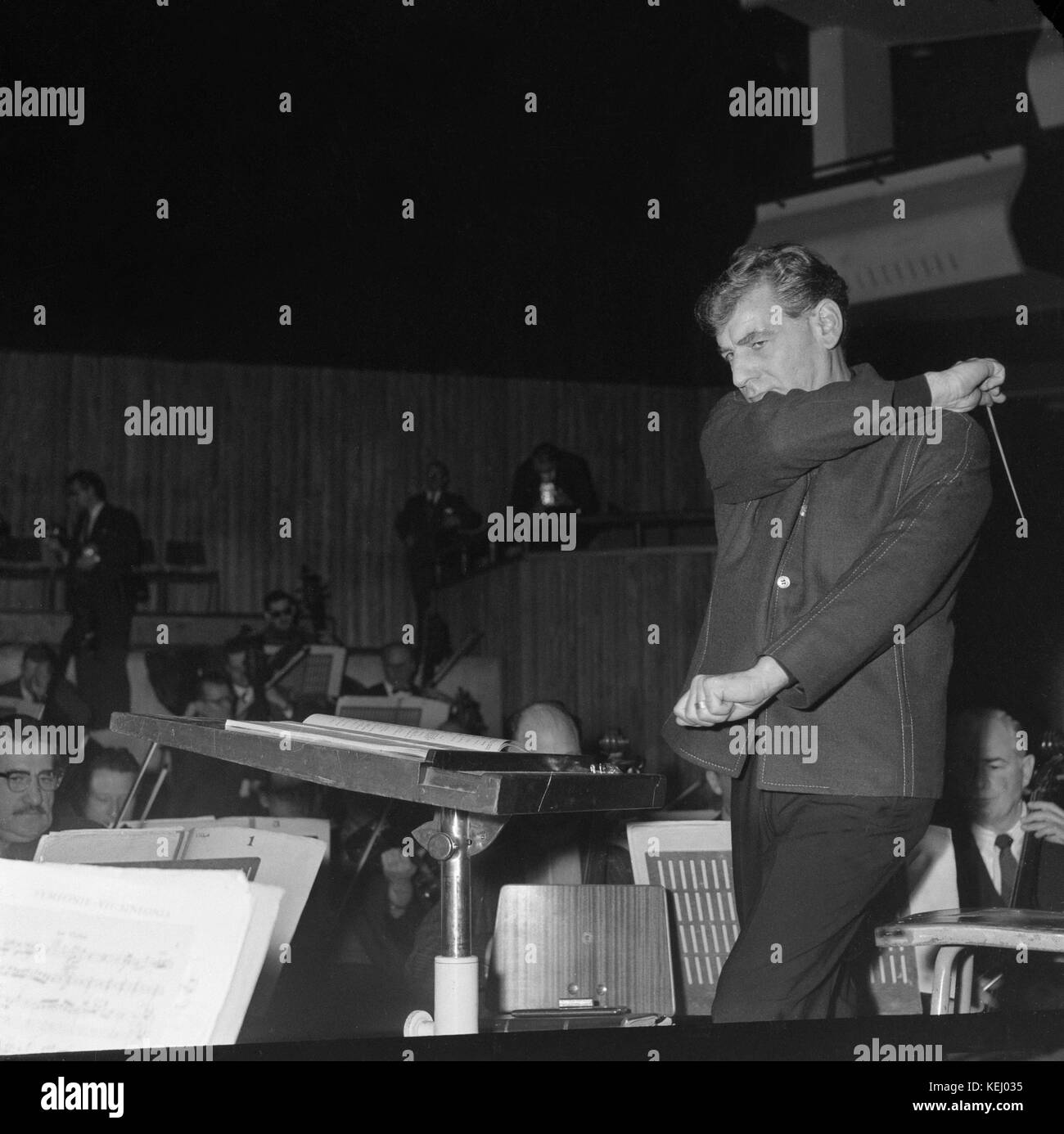 Dirigent Leonard Bernstein bei den Proben mit dem New York Philharmonic Orchestra am 13. Februar 1963. Leonard Bernstein (August 25, 1918 - Oktober 14, 1990) war ein US-amerikanischer Komponist, Dirigent, Dozent, Autor, Musik und Pianist. Er war einer der ersten Dirigenten geboren und in den USA weltweite Anerkennung zu erhalten. Nach der Musikkritiker Donal Henahan, war er "eine der größten außerordentlich talentierten und erfolgreichen Musiker in der amerikanischen Geschichte. Stockfoto