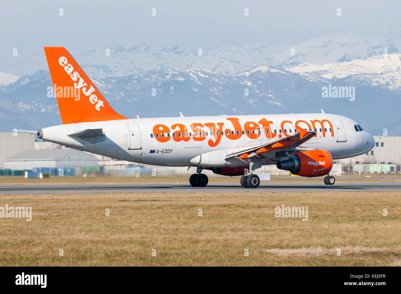 Turin, Italien, 26. Januar 2014: Airbus Flugzeuge von Easyjet zieht aus Turin Caselle Flughafen Stockfoto