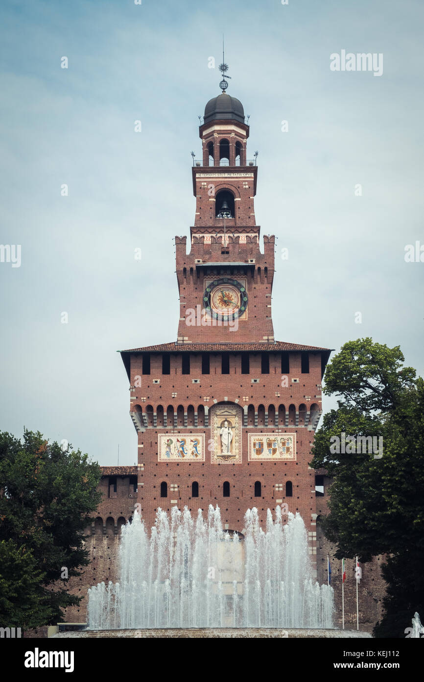 Foto der Die facede ein Brunnen des Castello Sforzesco in Mailand Stockfoto