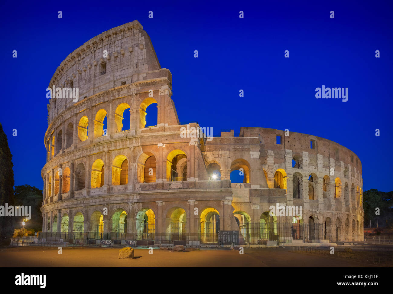 Fotos mit langer Belichtungszeit der Blaue Stunde am Kolosseum Stockfoto
