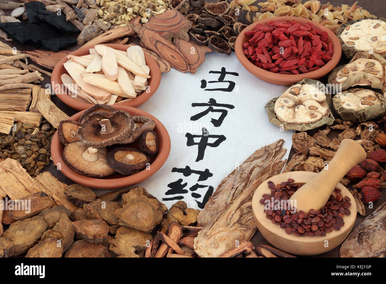 Chinesische Kräutermedizin mit Auswahl der Kräuter und Kalligraphie Skript auf Reispapier. Übersetzung lautet wie traditionelle chinesische Medizin. Stockfoto