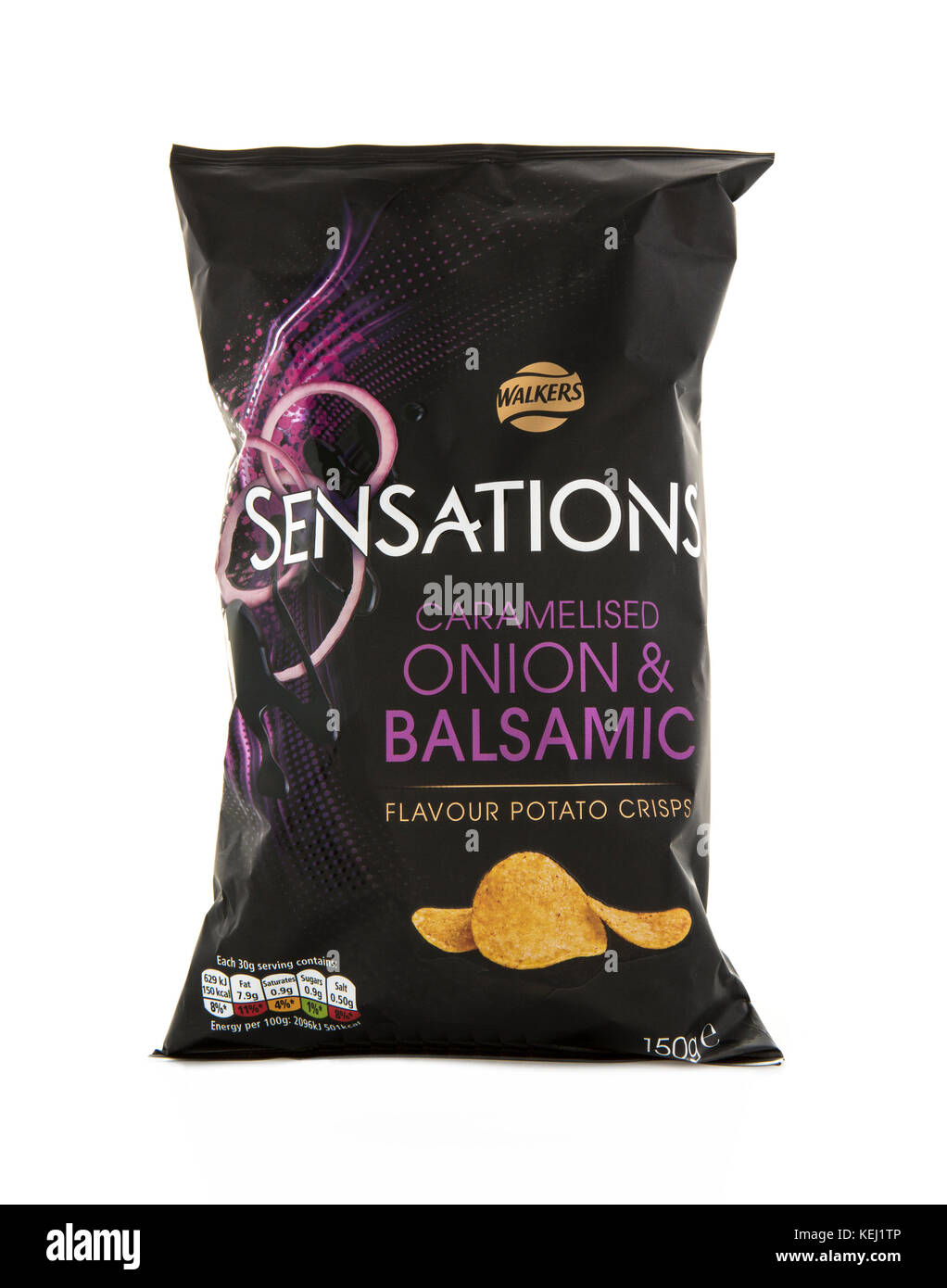 SWINDON, UK - 21. OKTOBER 2017: Bag of Walkers Sensations Karamellisierte Zwiebel- und Balsamico-Chips auf weißem Hintergrund. Walkers ist ein Brite Stockfoto