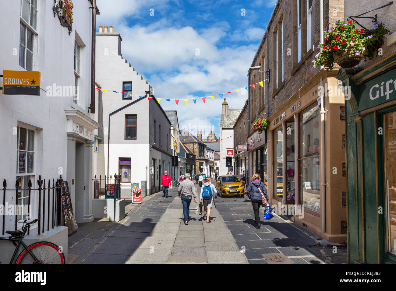 Geschäfte auf der Albert Street im Stadtzentrum, Kirkwall, Festland, Orkney, Orkney Inseln, Schottland, Großbritannien Stockfoto