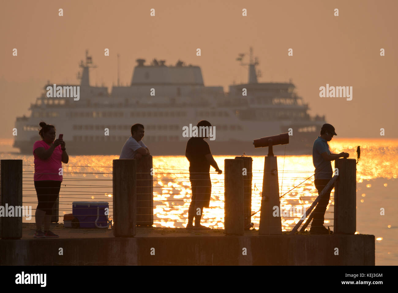 Fishing Pier und Washington State Ferry, Puget Sound Sonnenuntergang, Seattle Stockfoto
