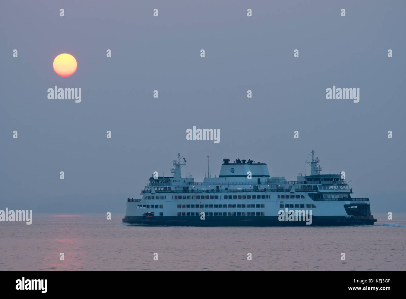 Diesigen Sonnenuntergang und Washington State Ferry, Puget Sound, Seattle Stockfoto