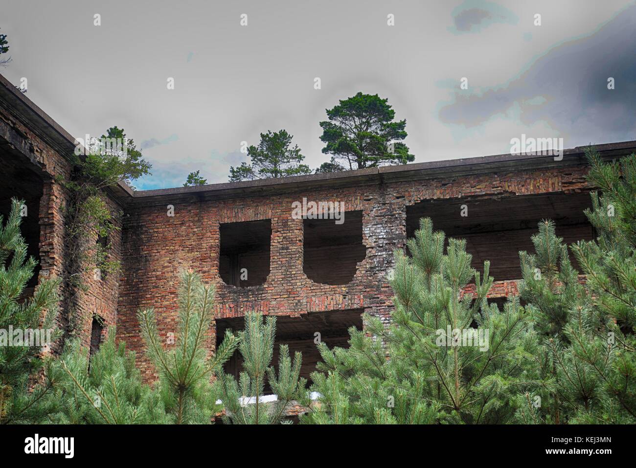 Abgebrochene auseinander fallen Gebäude in Prora als Beach Resort von Nazi Deutschland auf der Insel Rügen, Deutschland. Stockfoto