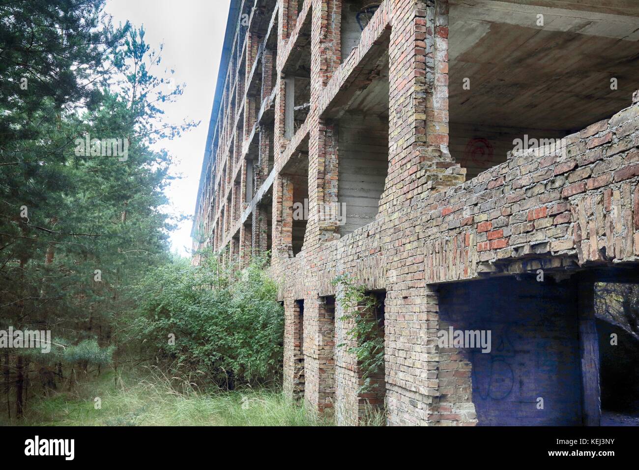 Abgebrochene auseinander fallen Gebäude in Prora als Beach Resort von Nazi Deutschland auf der Insel Rügen, Deutschland. Stockfoto