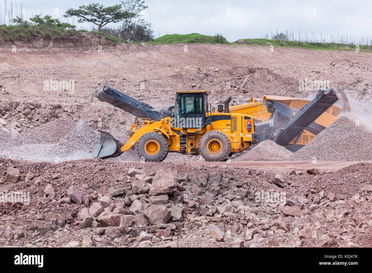 Bau mobile industrial Bruchstein Zerkleinerungsmaschinen mix Sorten für die Herstellung von Beton Zement auf Baustelle. Stockfoto