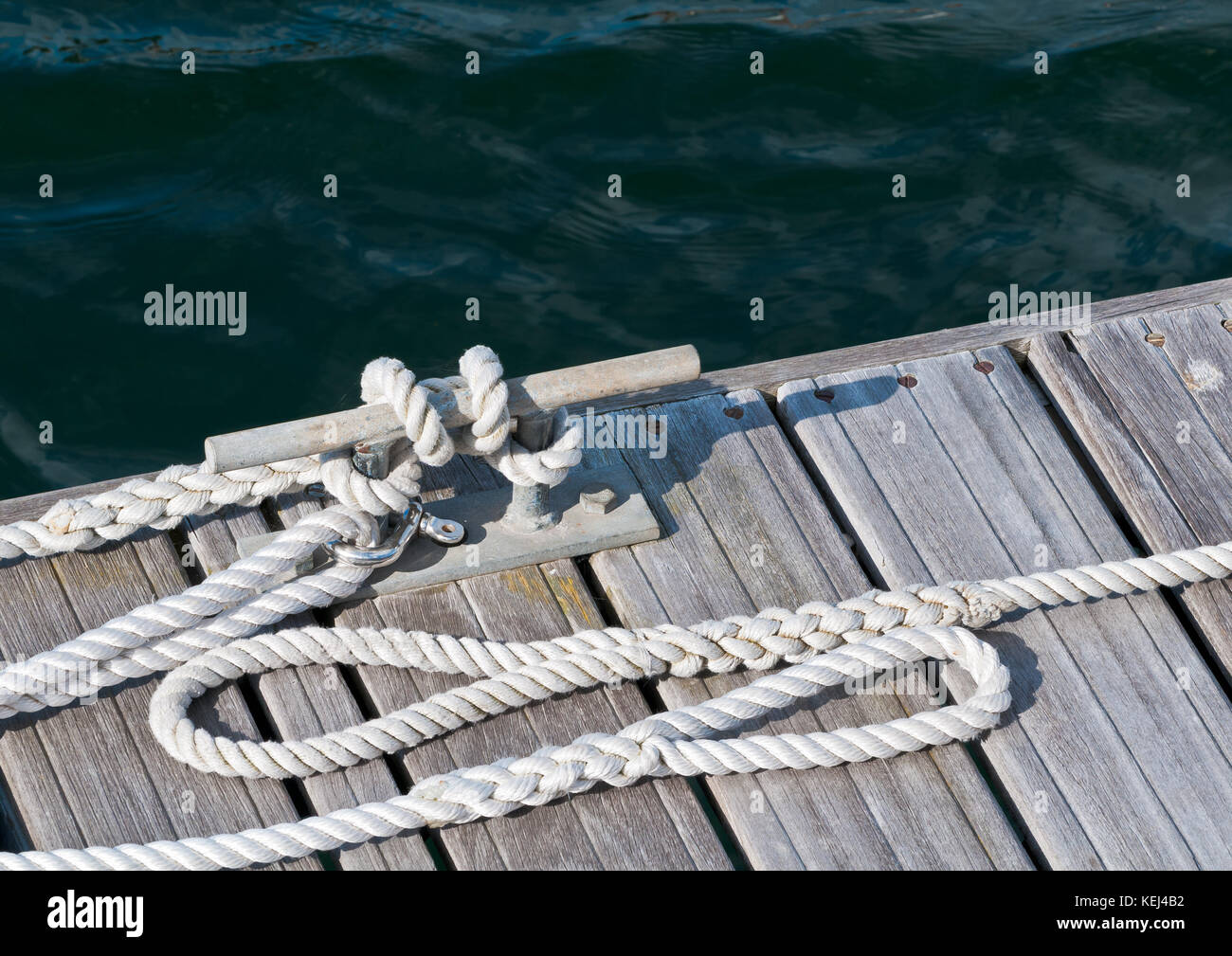 Ein Schuss von einigen Seil um einen Liegeplatz in der Marina gebunden. Stockfoto