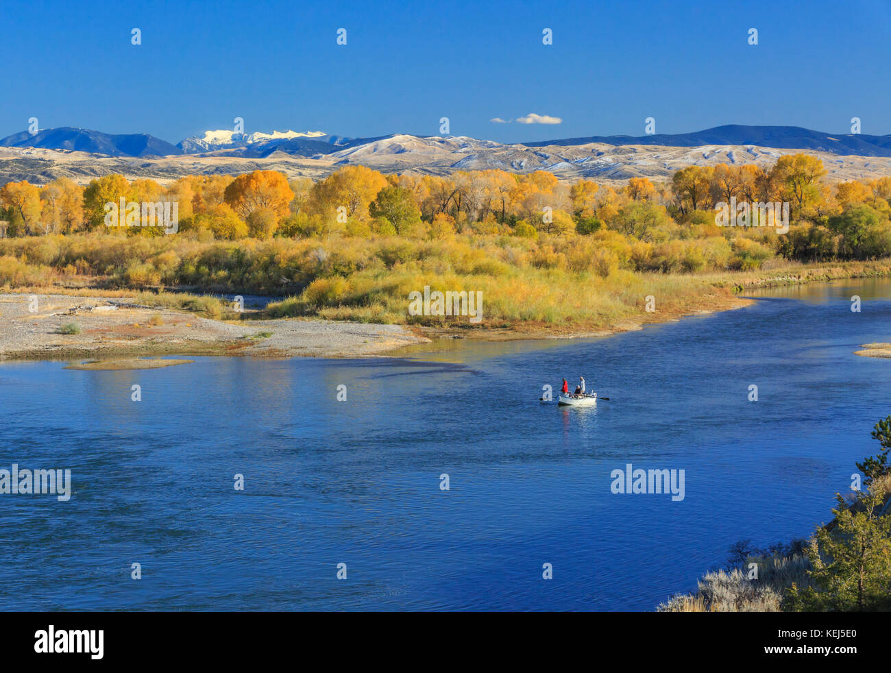 Bootsfahrer Fischen entlang des Missouri River auf einem herbstnachmittag in der Nähe von Townsend, Montana Stockfoto