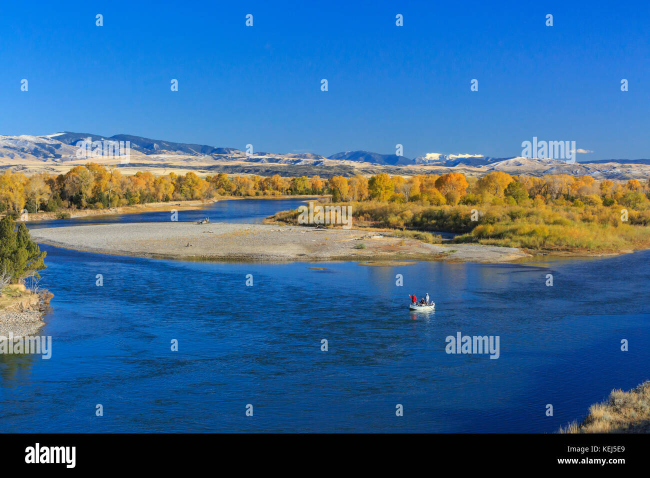 Bootsfahrer Fischen entlang des Missouri River auf einem herbstnachmittag in der Nähe von Townsend, Montana Stockfoto