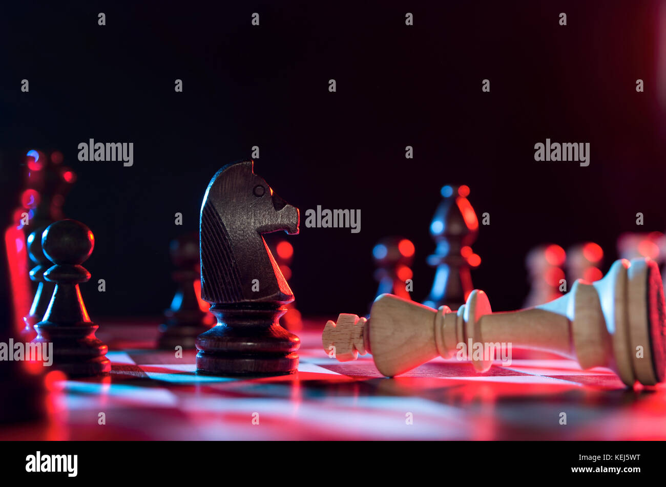 Schach Financial Business Strategie Konzept. König verliert und erobert Stockfoto
