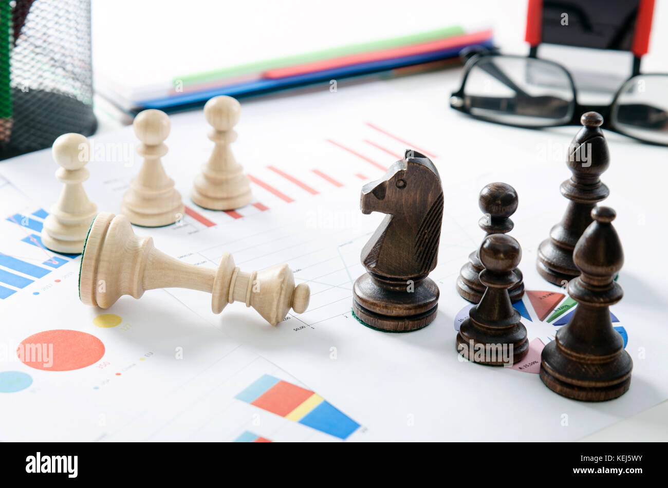 Financial Business Strategie. Schach auf dem Schreibtisch im Büro Konzept. Stockfoto