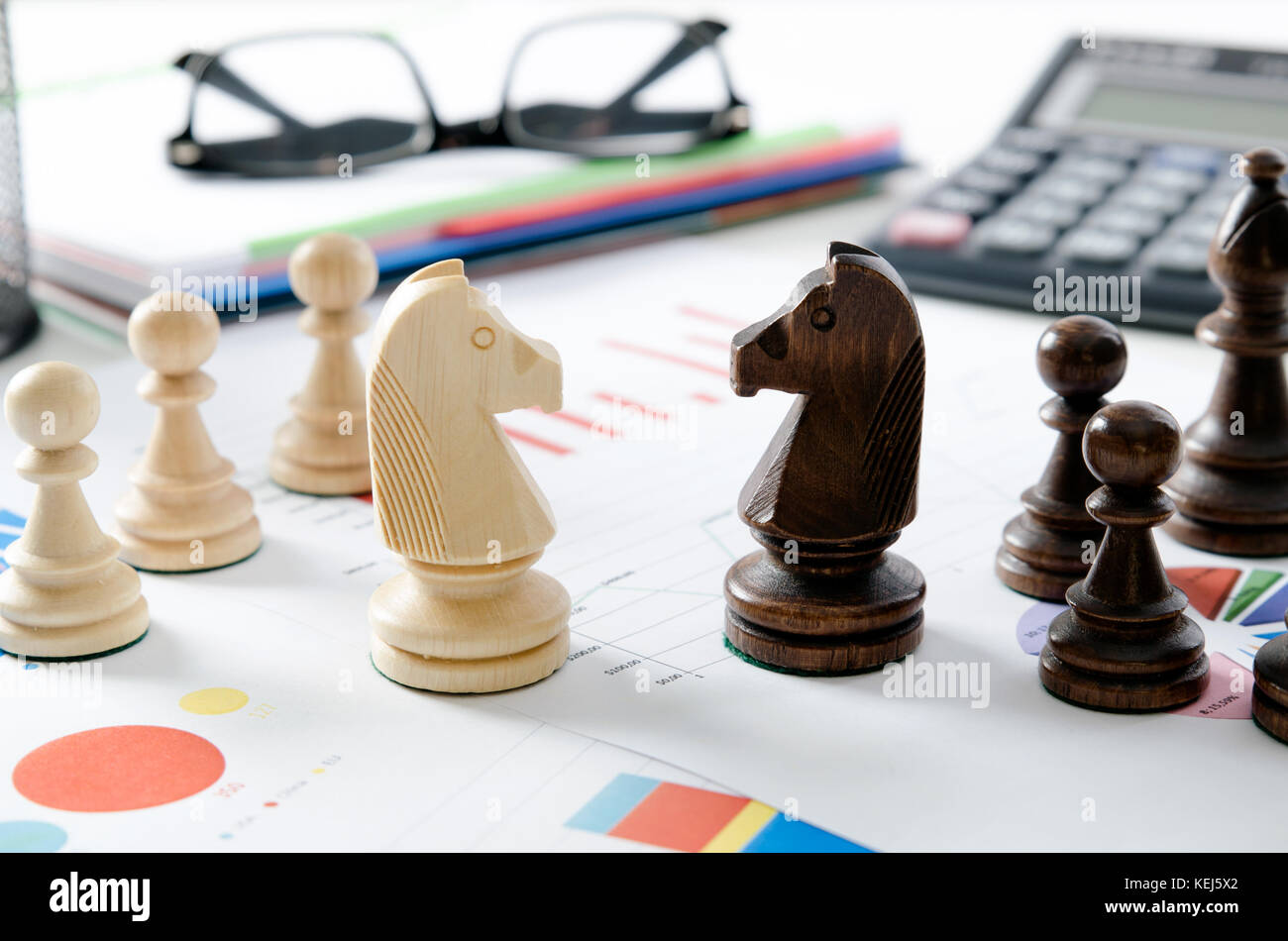 Financial Business Strategie. Schach auf dem Schreibtisch im Büro Konzept. Stockfoto