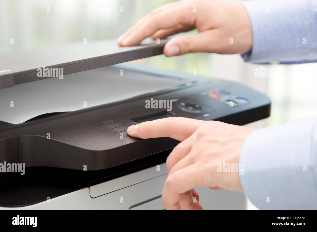 Hand drücken Sie die Taste auf der Vorderseite des Drucker. Drucker Scanner Laser office Kopierer Verbrauchsmaterial Konzept starten Stockfoto